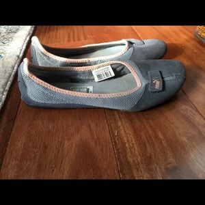 Ladies flat Puma sneaks